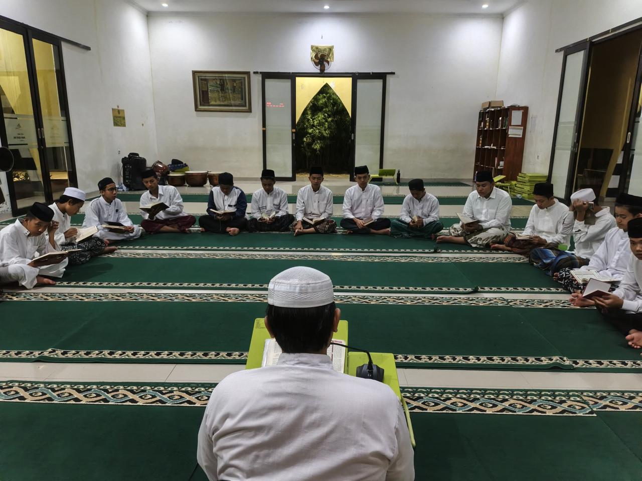 Membaca Surat Al-Kahfi Berjamaah, Rutinitas Malam Jumat yang Penuh Keberkahan di Madinah Qur’an